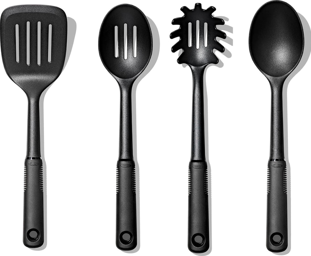OXO Good Grips ensemble devant montrant les quatre ustensiles pour cuisine pratique