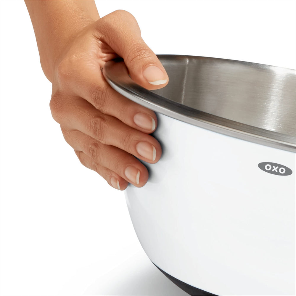 OXO gros plan bord arrondi facilitant mélange et raclage complet