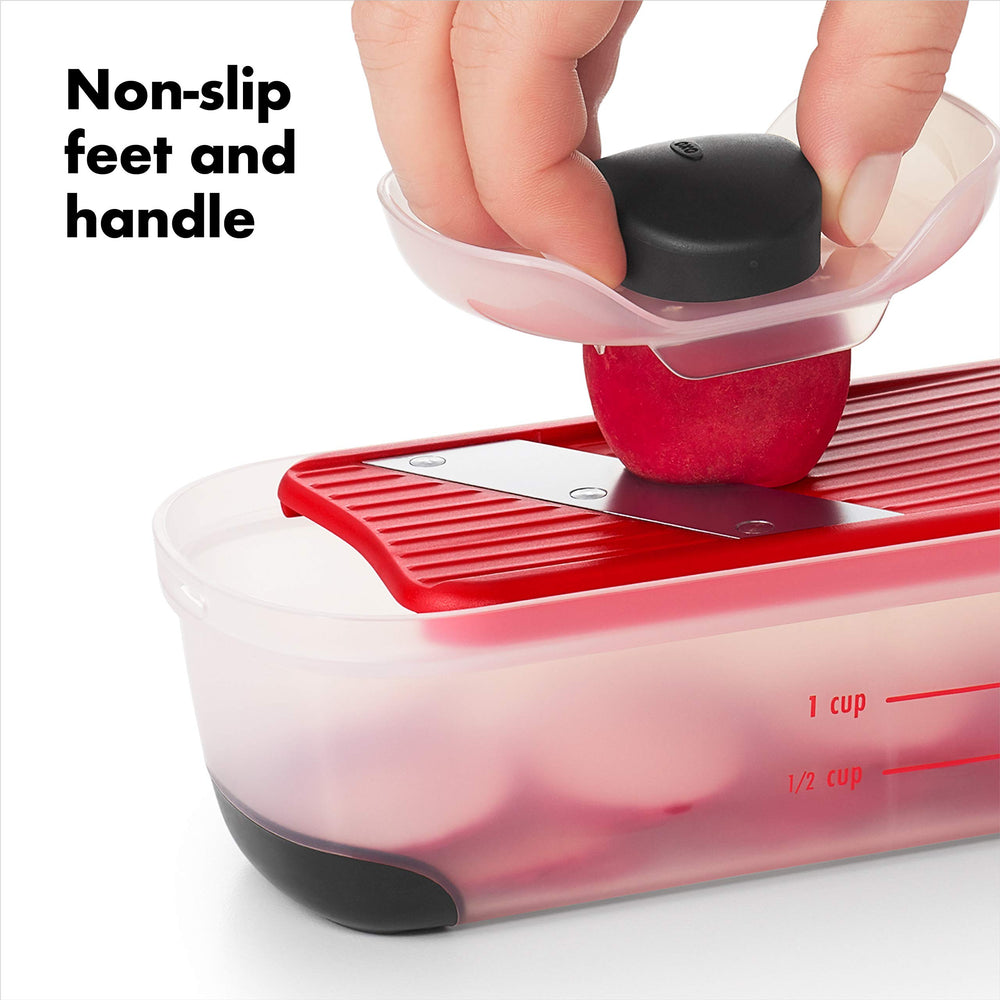 OXO Good Grips gros plan râpe grosse pour fromages semi-doux et beurre