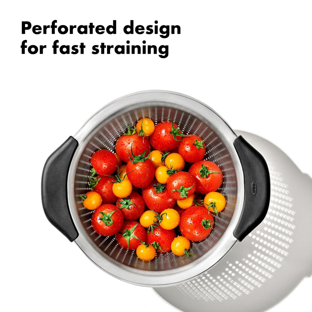 OXO Good Grips passoire emboîtée dans un bol OXO facilitant le rangement