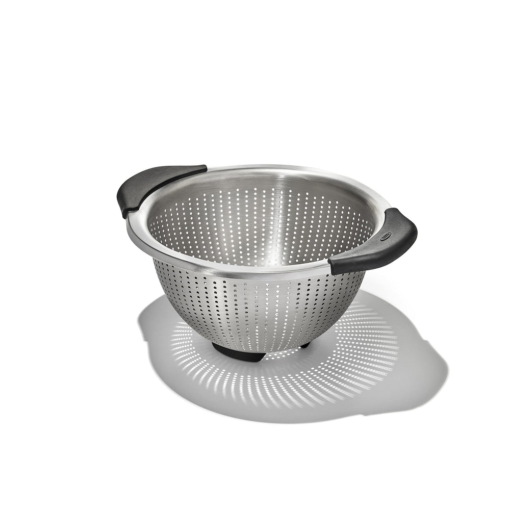 OXO Good Grips passoire face avant montrant la conception robuste et le drainage efficace