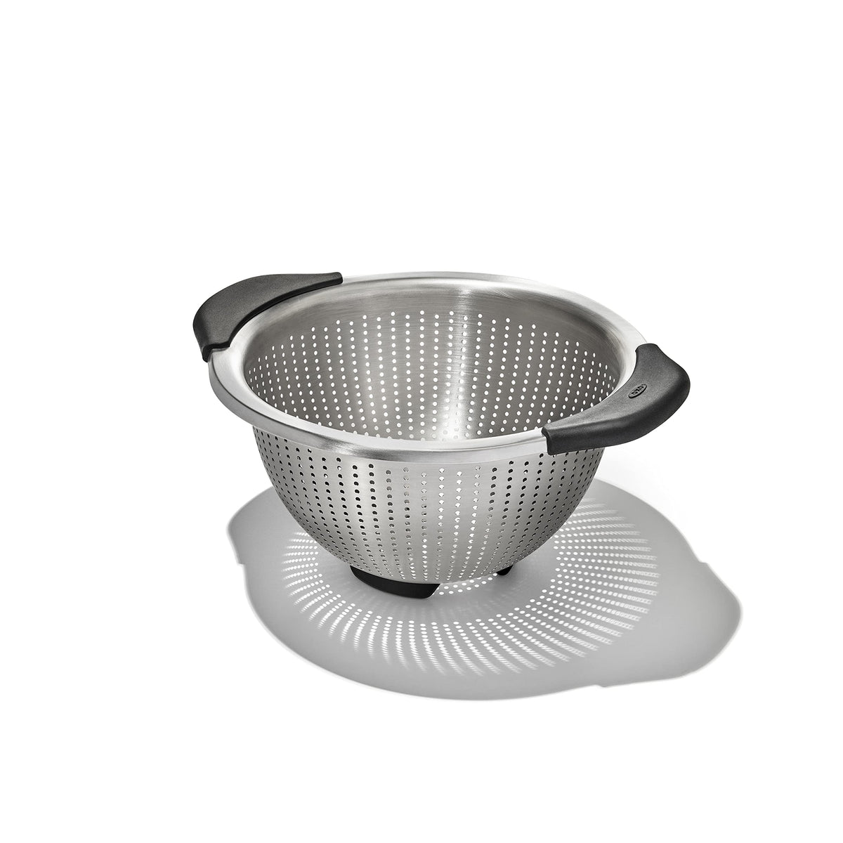 OXO Good Grips passoire face avant montrant la conception robuste et le drainage efficace