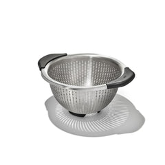 OXO Good Grips passoire face avant montrant la conception robuste et le drainage efficace