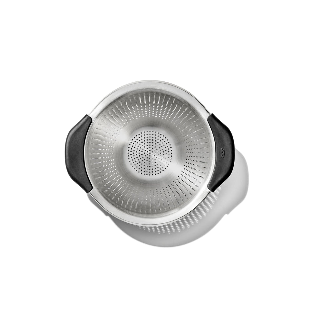 OXO Good Grips perforations en gros plan garantissant un égouttage rapide