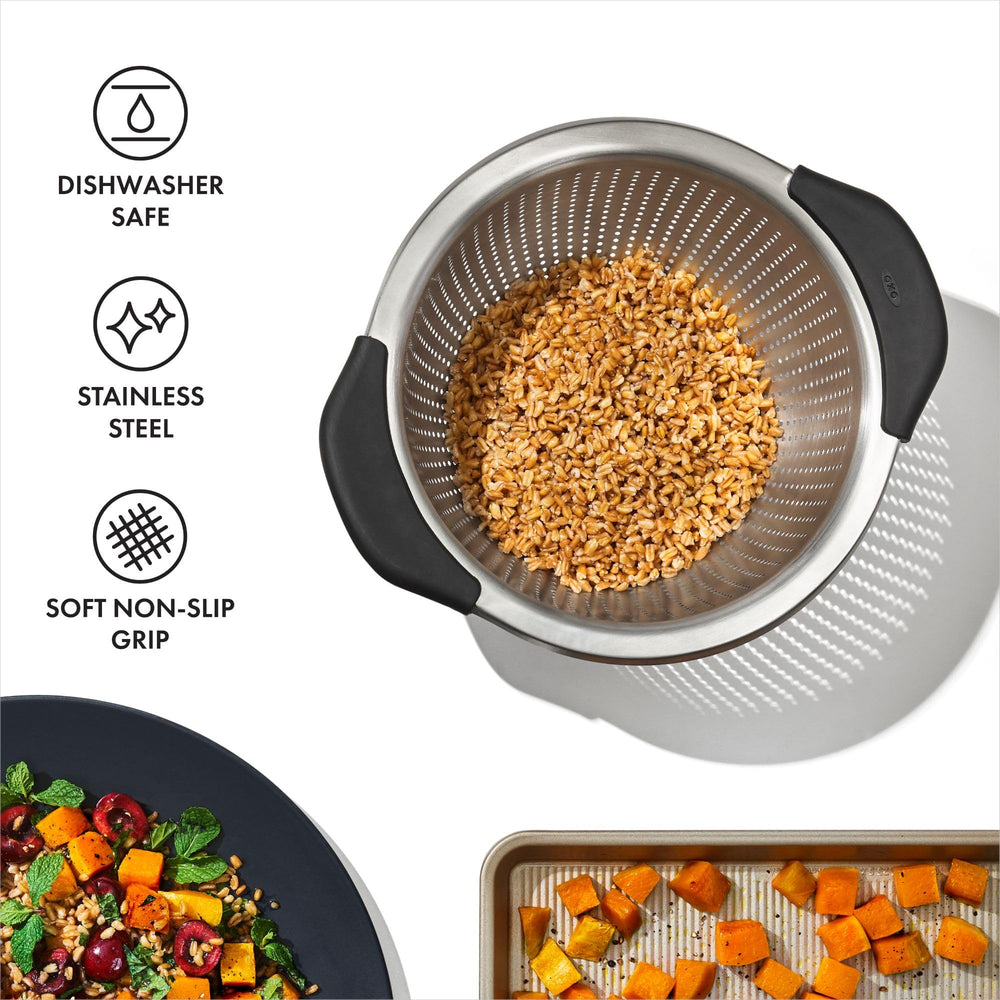 OXO Good Grips passoire à côté d'un objet pour montrer l'échelle et la capacité