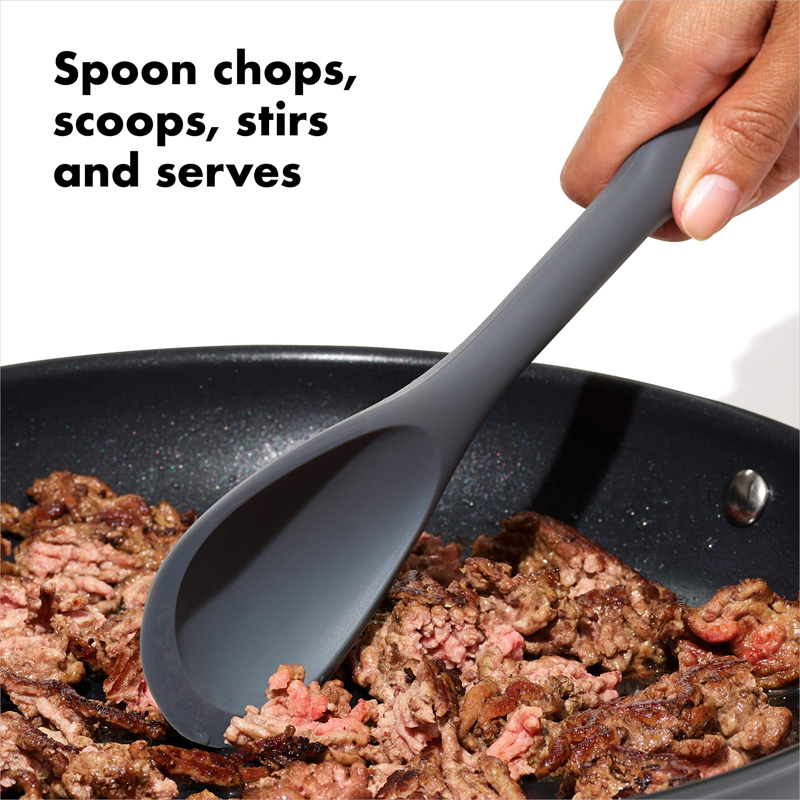 OXO Good Grips spatule en action sous une crêpe, retourne facilement