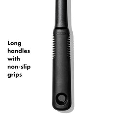 OXO Good Grips zoom tête nylon montrant texture résistante et protection antiadhésive