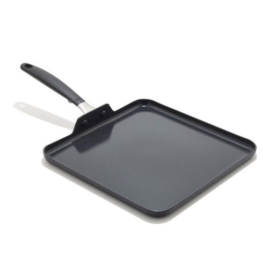 OXO griddle vue de face montrant la grande surface antiadhésive pour cuisson efficace
