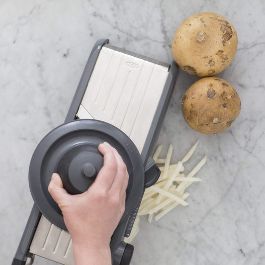 OXO mandoline vue de profil illustrant cadran de réglage d'épaisseur précis