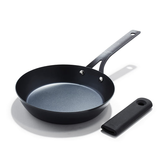 OXO Obsidian vue avant de la poêle, finition noire durable et performance de chauffe