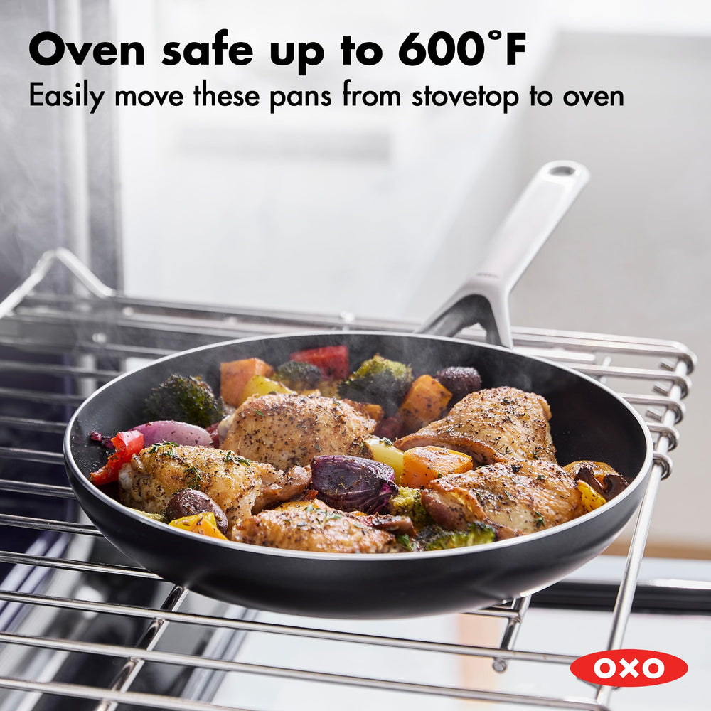 OXO comparaison d'échelle montrant taille 12" adaptée aux repas familiaux
