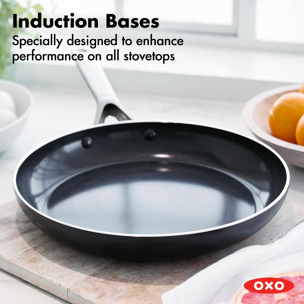 OXO poêle en action avec œufs, antiadhérence visible et cuisson homogène