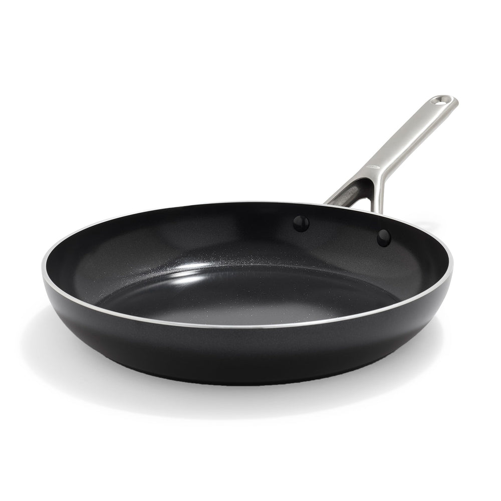 OXO poêle 12" vue de face montrant la largeur et la silhouette, cuisson facilitée