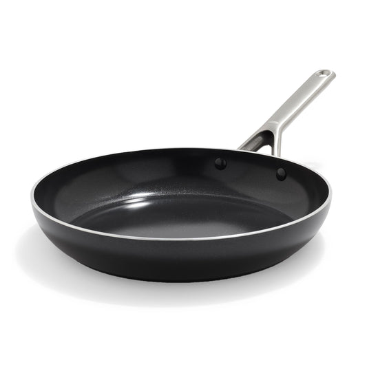 OXO poêle 12" vue de face montrant la largeur et la silhouette, cuisson facilitée