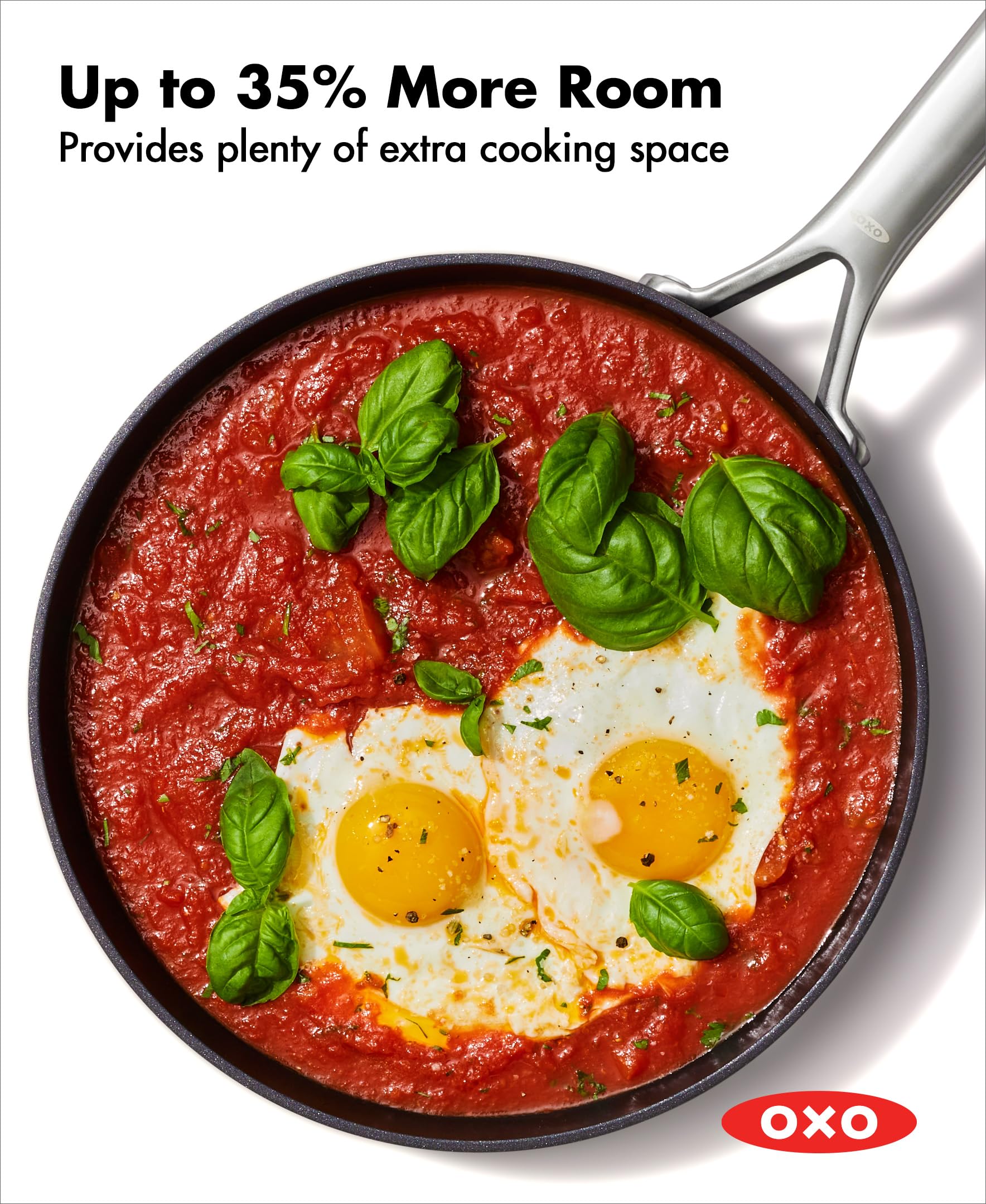 OXO poêle comparée à une assiette montrant l'espace de cuisson augmenté