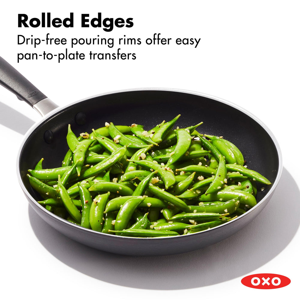 OXO poêle comparée à assiette pour visualiser taille et capacité
