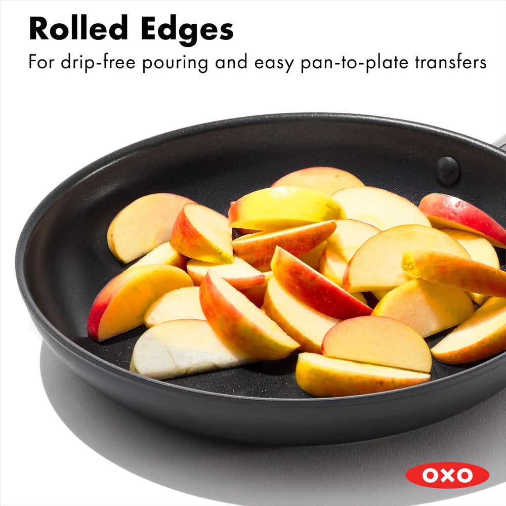 OXO poêle à côté d'une assiette pour comparaison de taille et échelle pratique