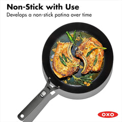 OXO poêle en usage sur cuisinière montrant une saisie uniforme