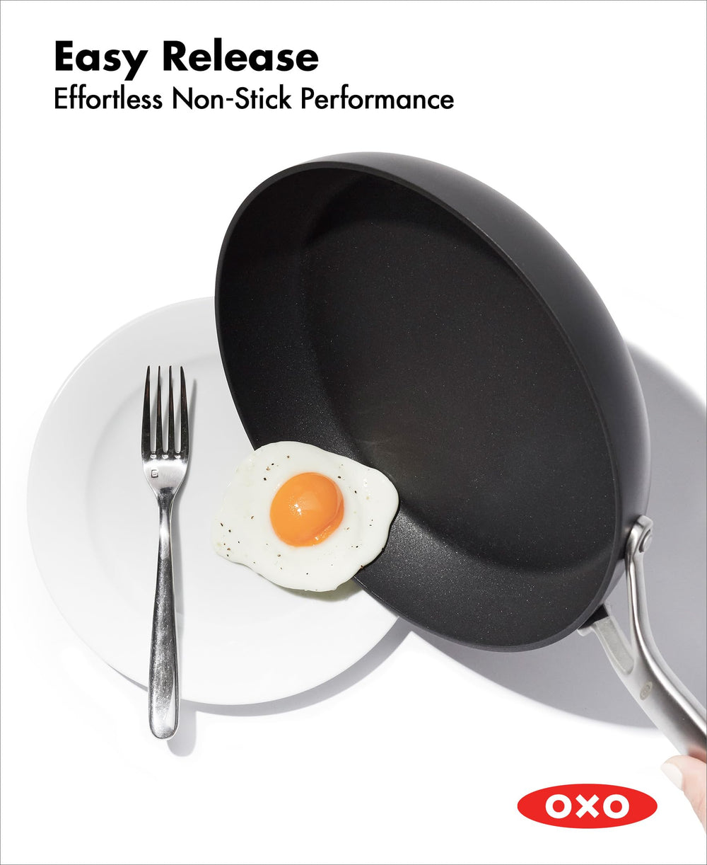OXO poêle en usage cuisant une omelette avec peu d'huile bénéfice santé