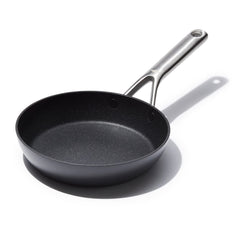OXO poêle face avant montrant la finition et l'espace de cuisson