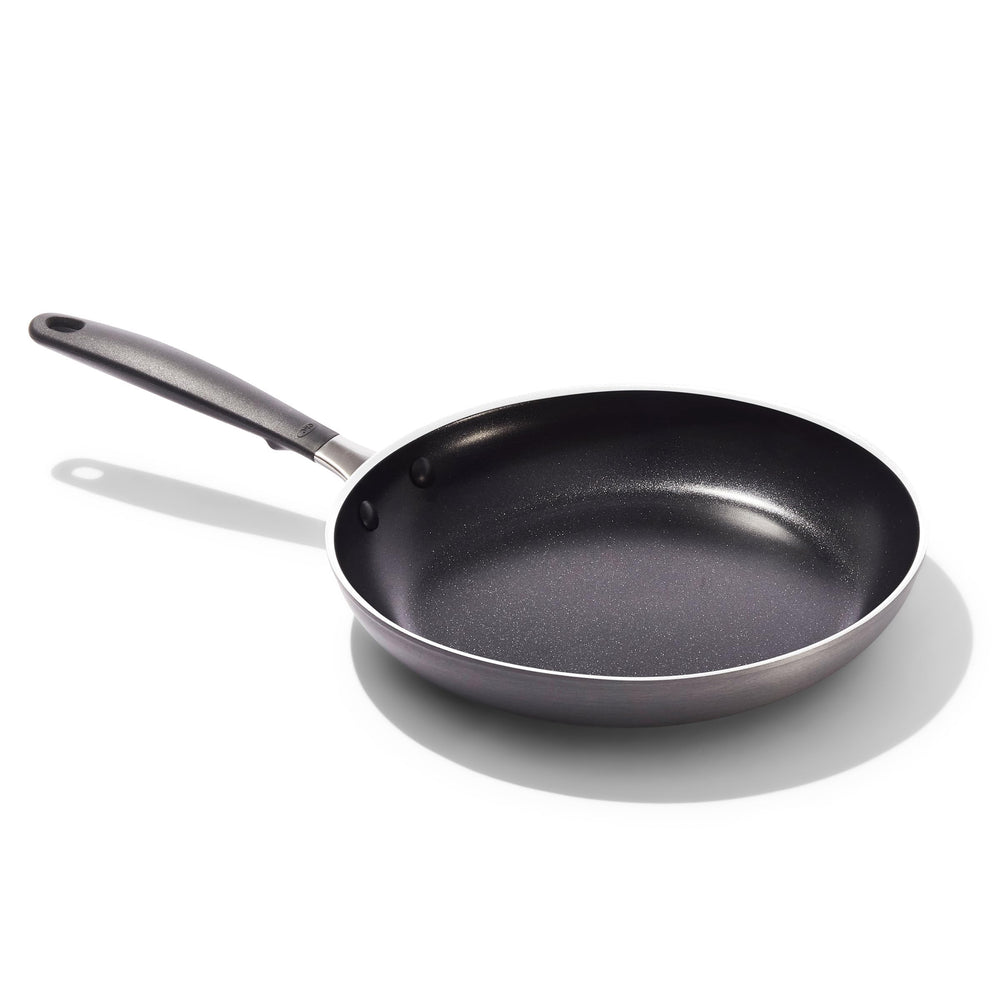 OXO poêle 25 cm vue avant montrant élégance et performance