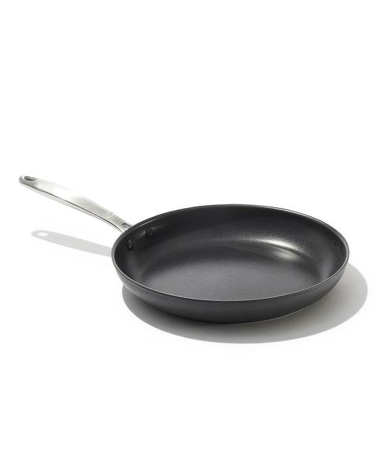 OXO poêle face avant montrant la surface antiadhésive et cuisson uniforme