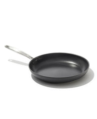 OXO poêle face avant montrant la surface antiadhésive et cuisson uniforme