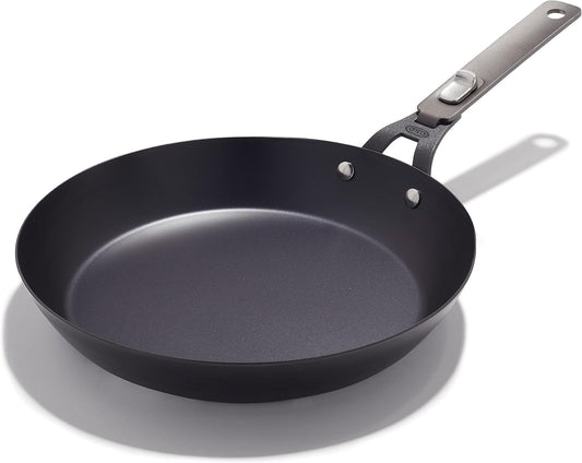 OXO poêle face avant montrant la grande surface de cuisson et durabilité
