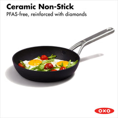 OXO gros plan du revêtement céramique diamanté pour meilleure antiadhérence