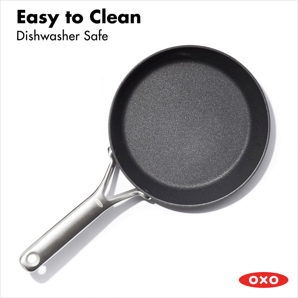 OXO poêle dans une cuisine moderne illustrant polyvalence et design