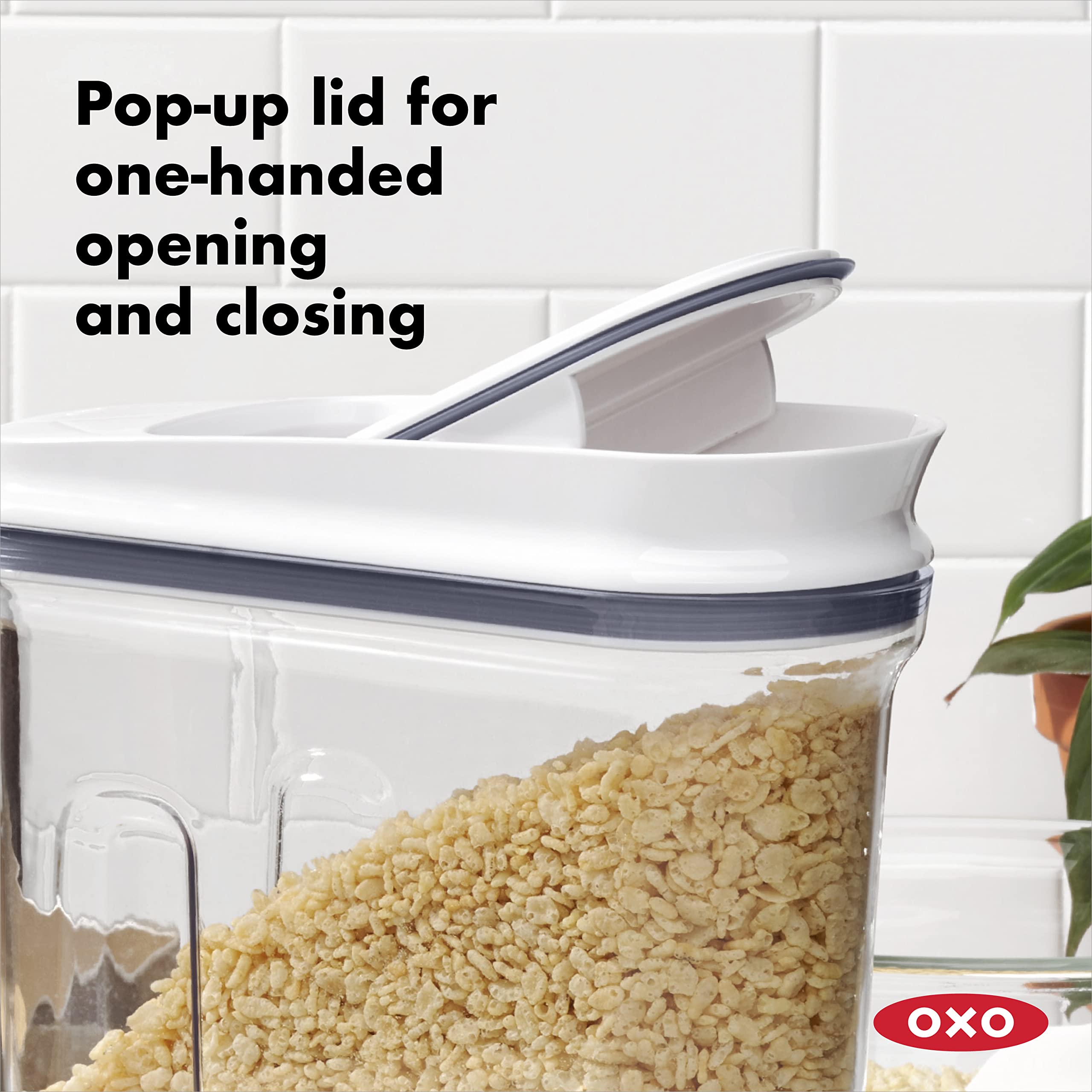 OXO couvercle POP gros plan montrant le mécanisme d'ouverture d'une main pratique