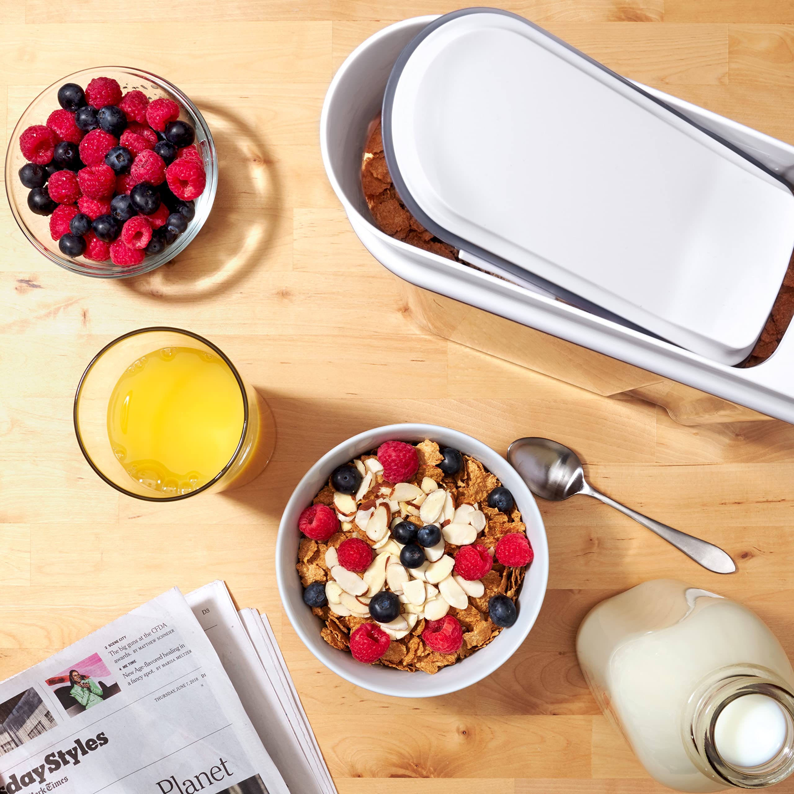 OXO intérieur rempli de granola illustrant la capacité et la conservation sûre