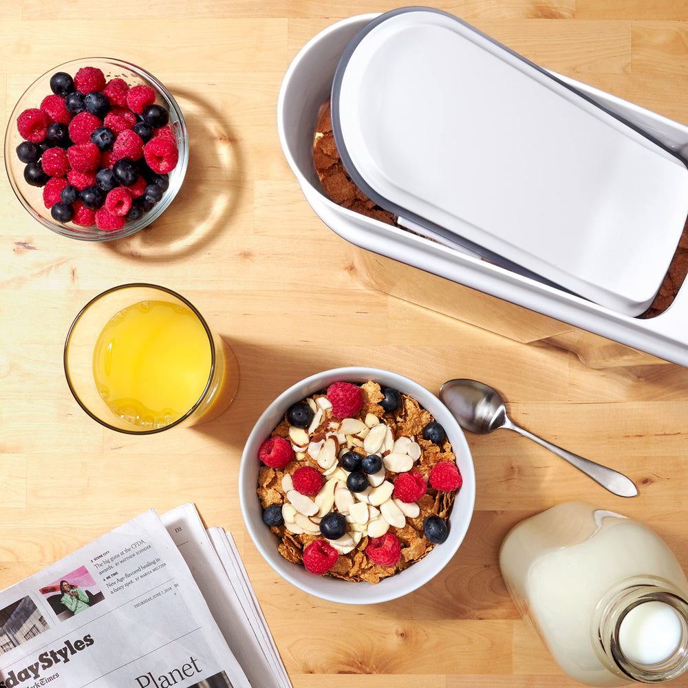 OXO intérieur rempli de granola illustrant la capacité et la conservation sûre
