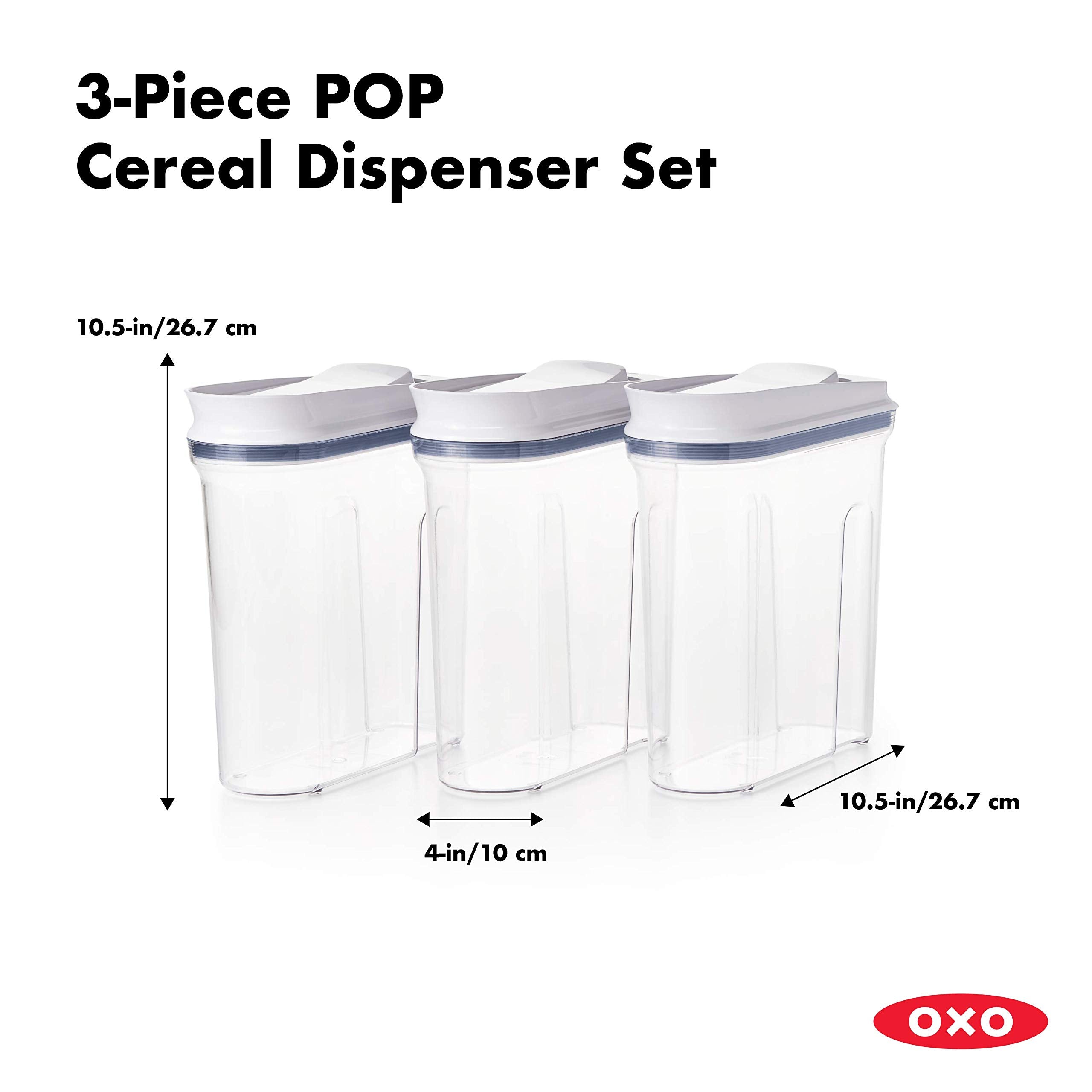 OXO distributeur à côté d'une tasse pour montrer l'échelle et la capacité 3,4 qt