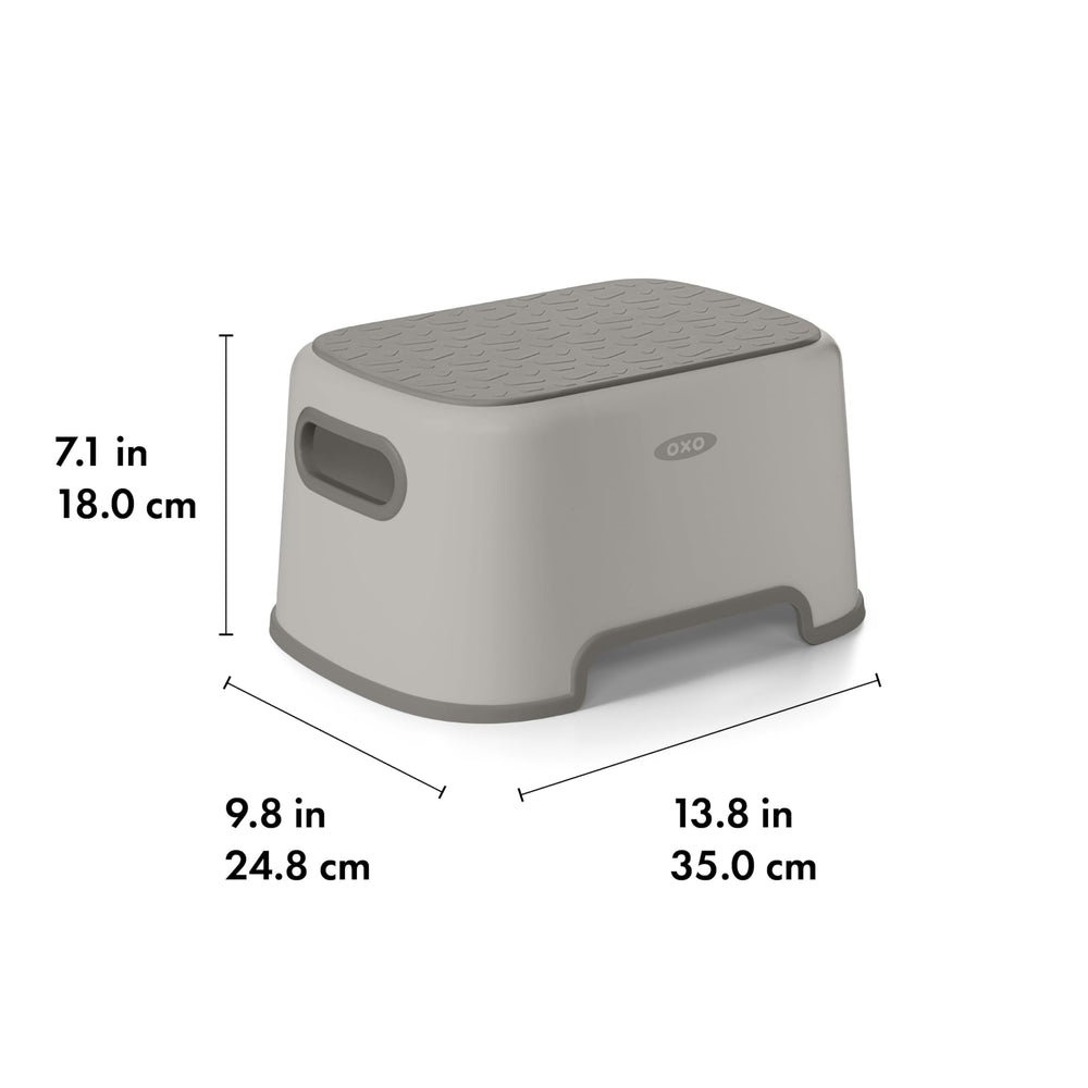 OXO Tot comparaison de taille illustrant la montée de 7 pouces