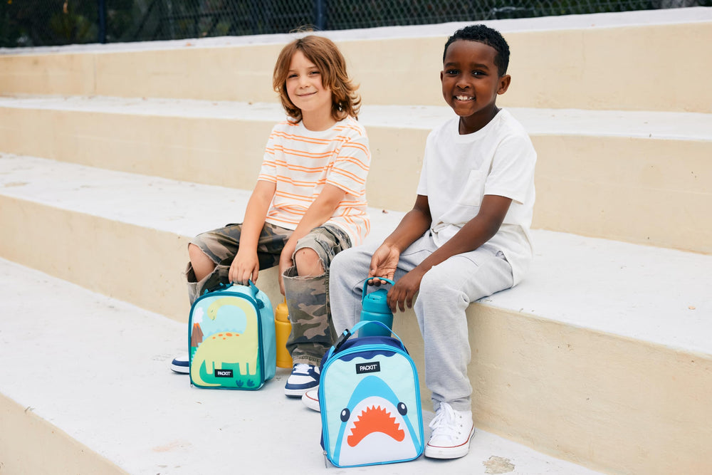 PackIt Playtime Rainbow posé à côté d’une main pour évaluer la taille