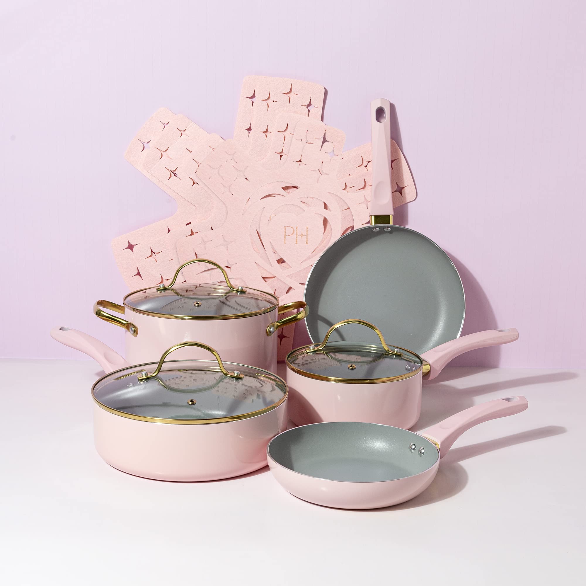 Paris Hilton styling dans une cuisine rose montrant l'aspect décoratif et fonctionnel