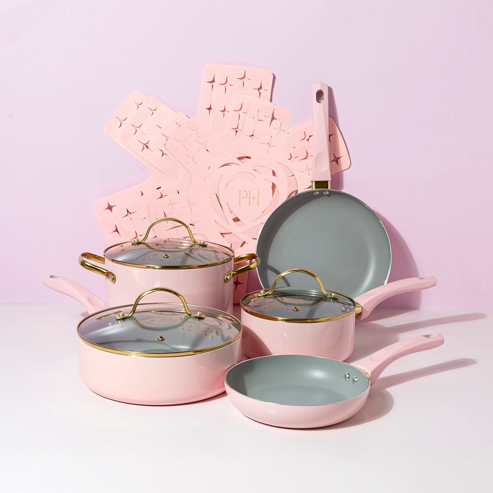 Paris Hilton styling dans une cuisine rose montrant l'aspect décoratif et fonctionnel