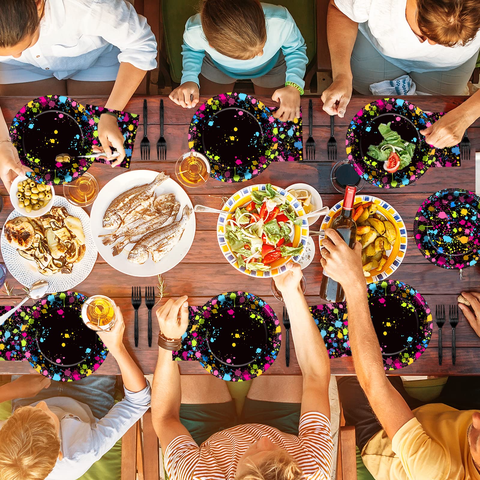 party greeting comparaison taille assiettes montrant nappes et proportions