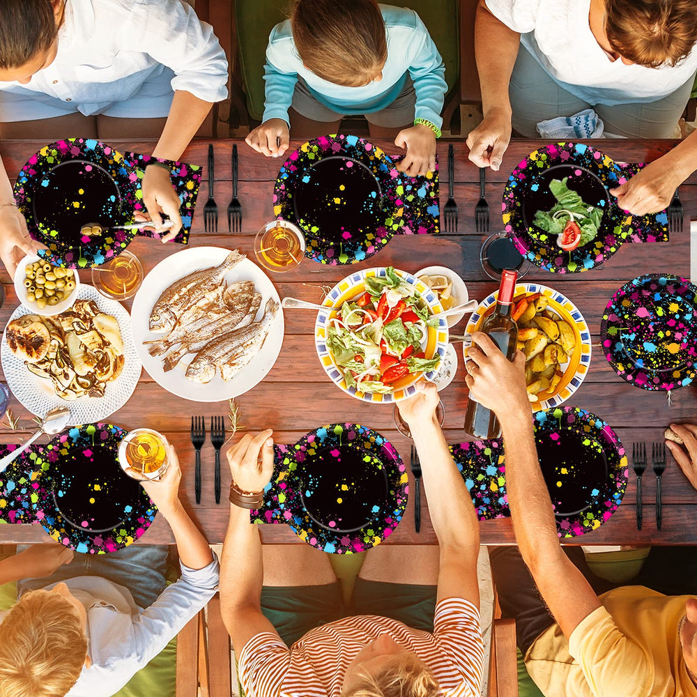 party greeting comparaison taille assiettes montrant nappes et proportions