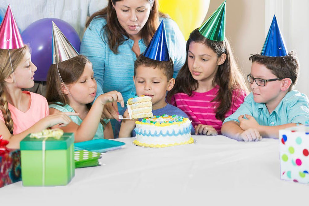 Party Solids nappe utilisée comme chemin de table élégant et jetable