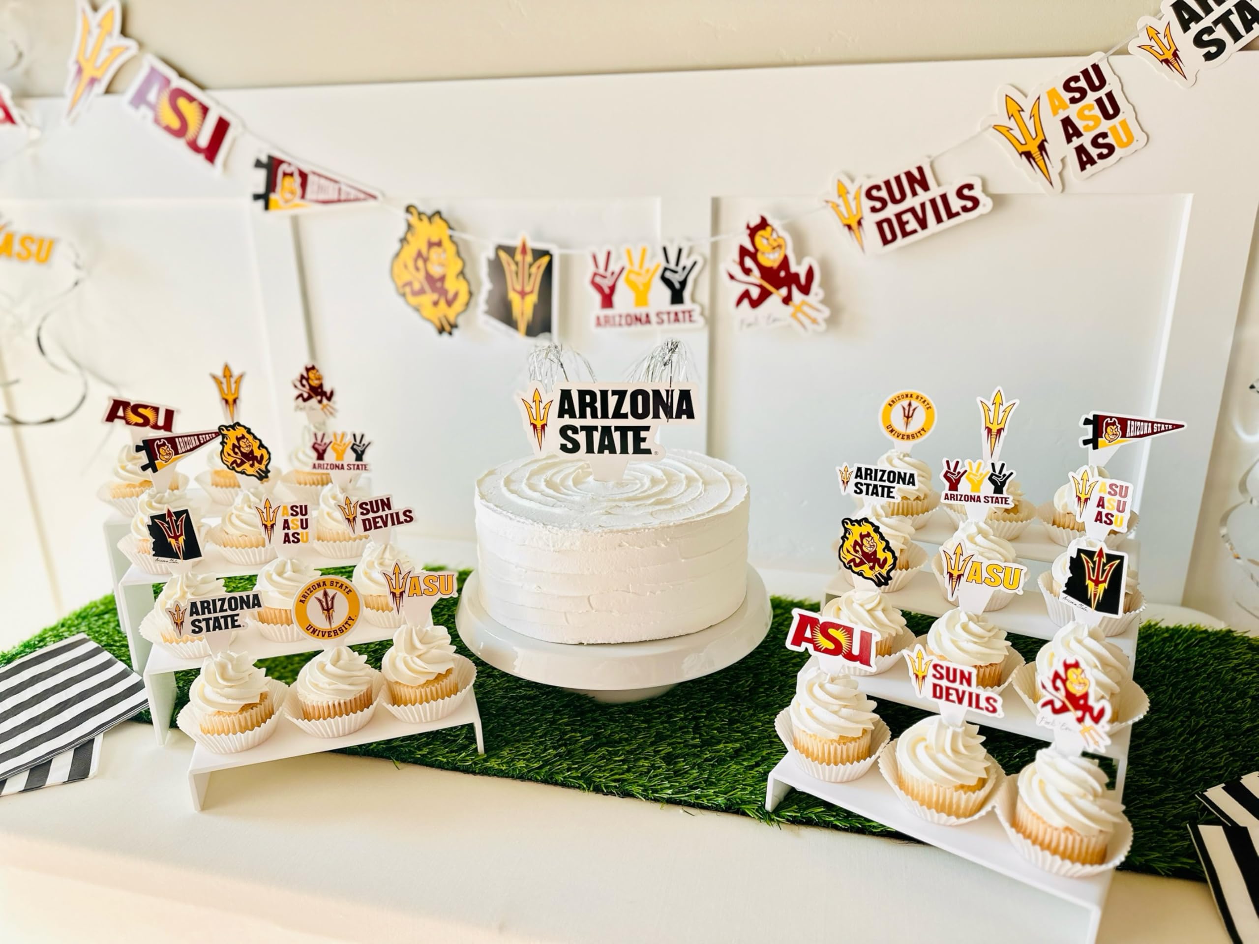 PartyKandy cake topper ASU gros plan offrant une touche centrale élégante