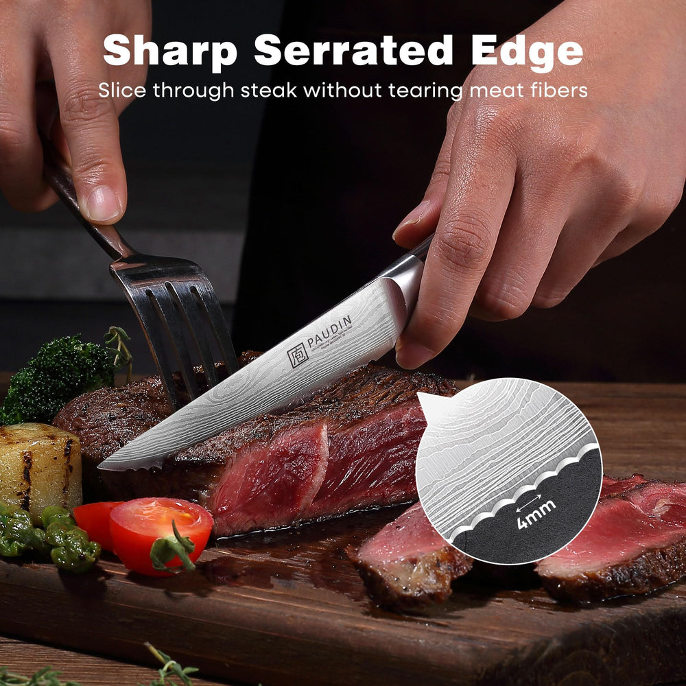 PAUDIN couteaux en usage sur une table découpant un steak aisément