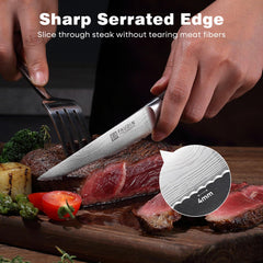 PAUDIN couteaux en usage sur une table découpant un steak aisément