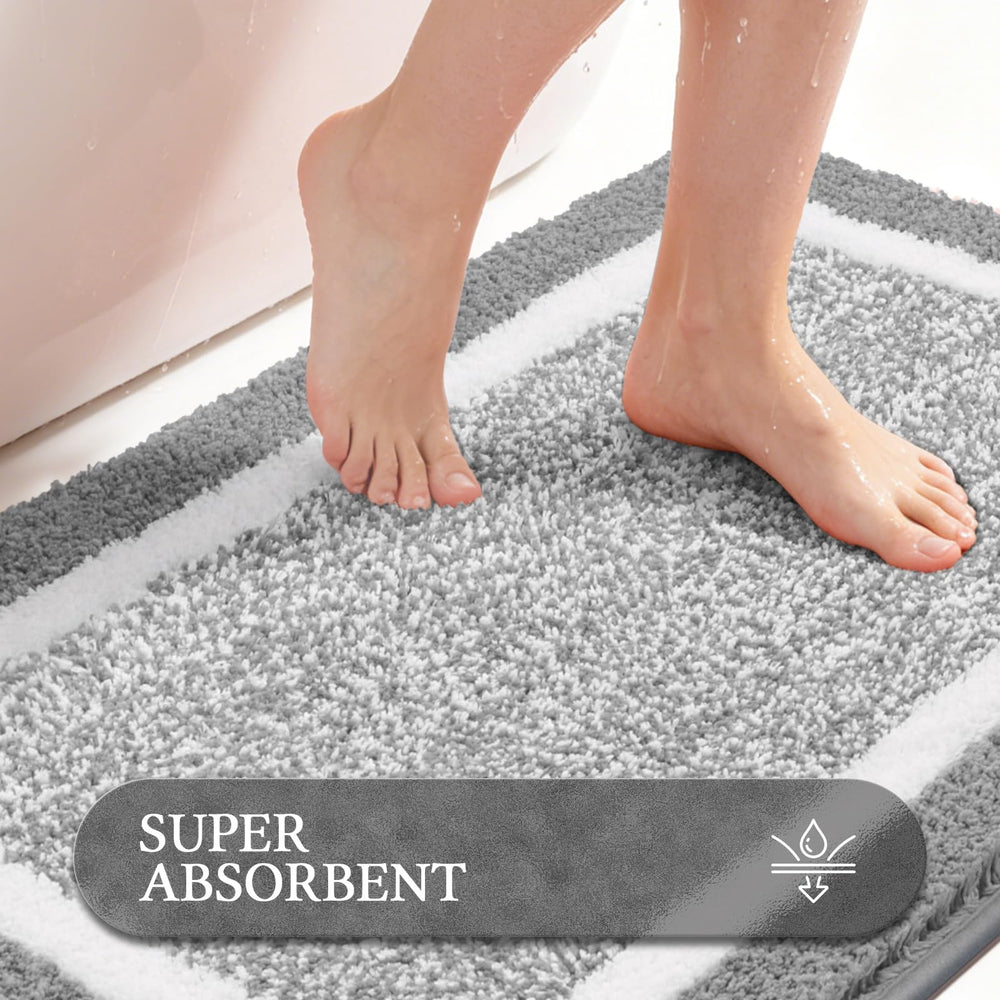 Pauwer tapis placé devant une douche apportant confort et absorption
