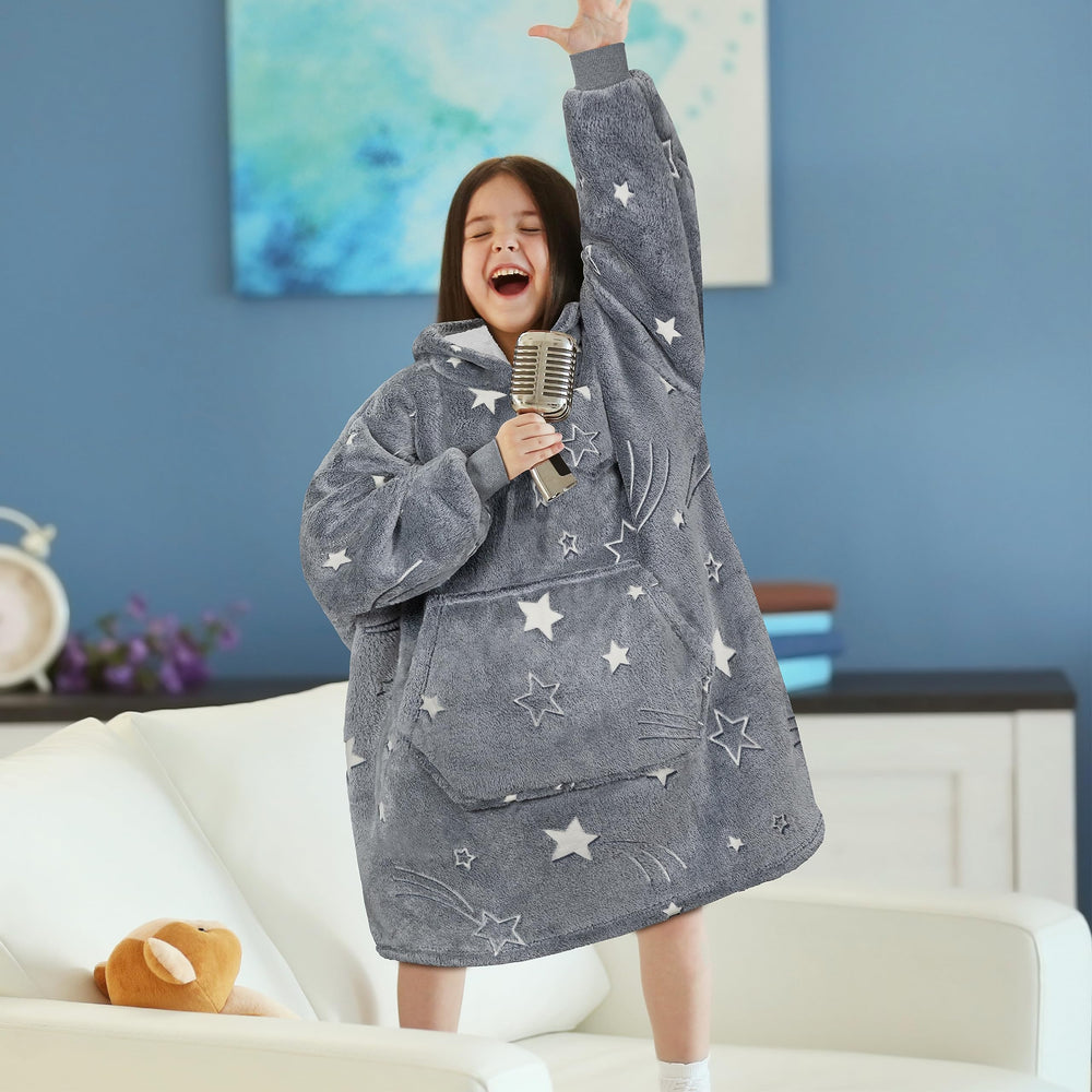 PAVILIA enfant portant hoodie dans le salon créant ambiance cosy