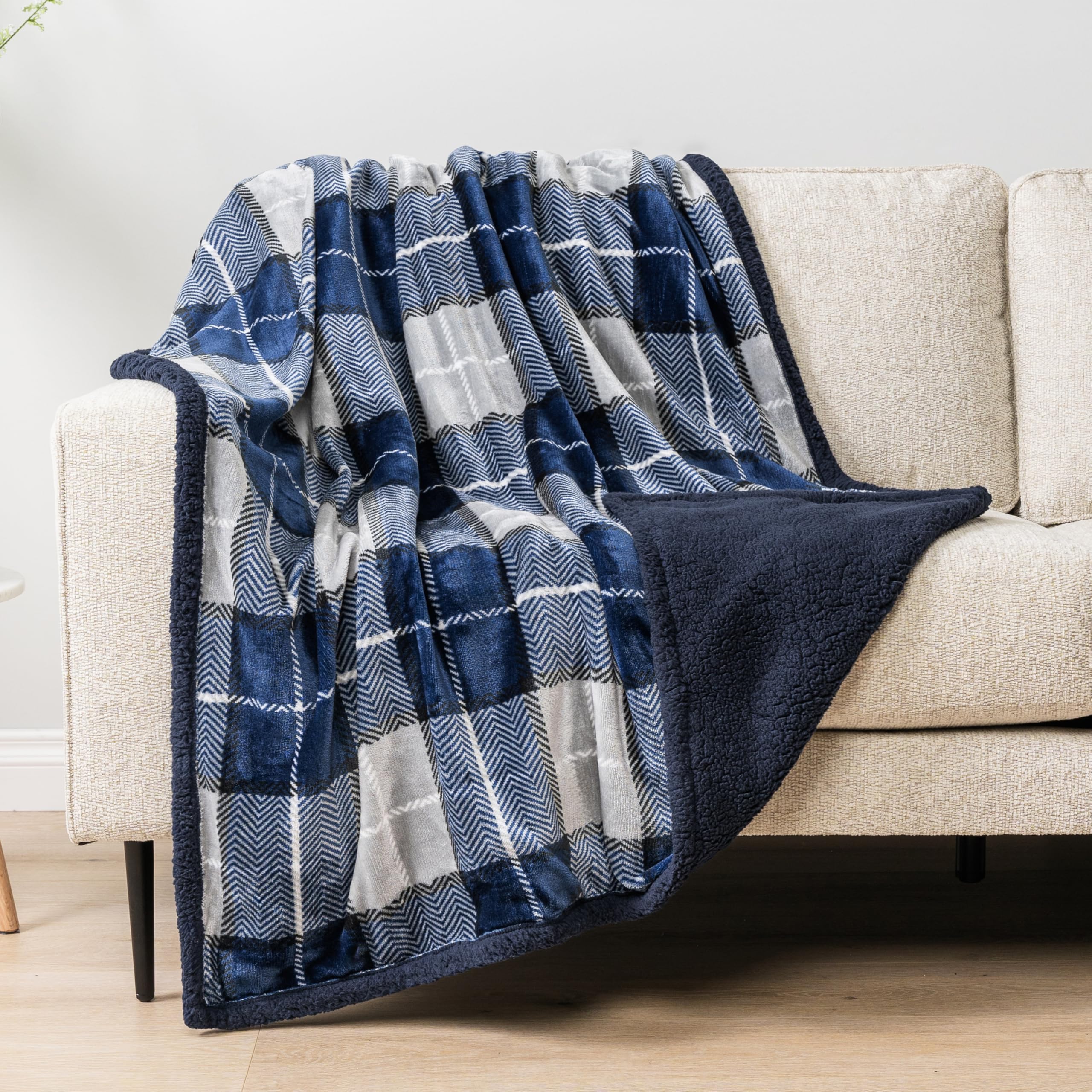 PAVILIA plaid étalé sur lit illustrant la taille 60x80 pratique