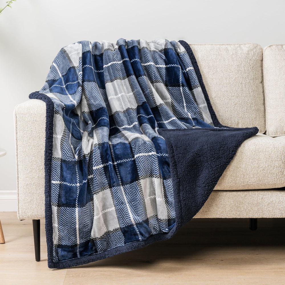 PAVILIA plaid étalé sur lit illustrant la taille 60x80 pratique