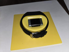 Pavlok comparaison avec une main donnant idée d'échelle et port léger