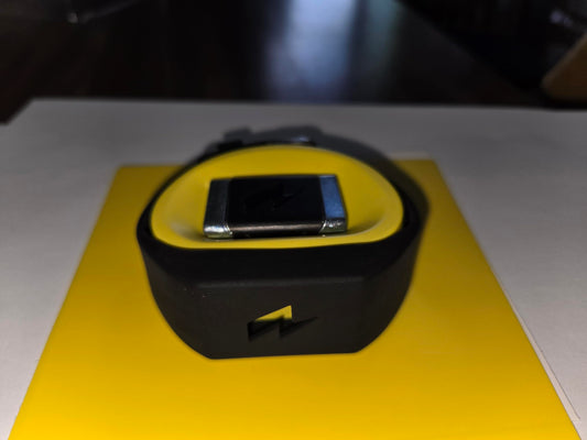 Pavlok gros plan sur le bracelet et contacts pour confort et réglage précis